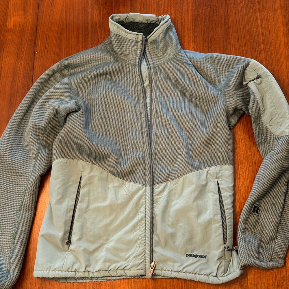 Patagonia fleece size small in pretty light sage color dark green fleece lining